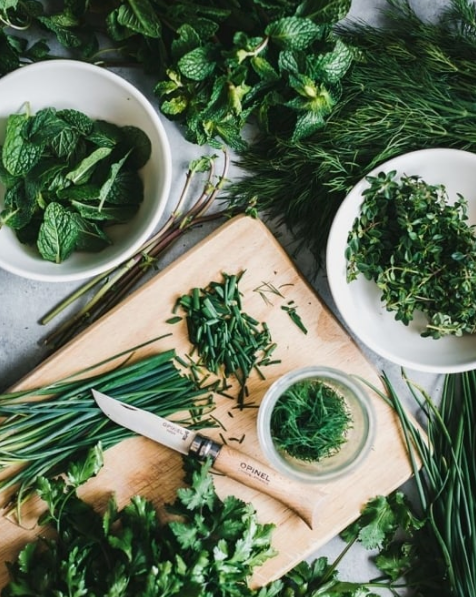HOW TO KEEP FRESH GARDEN HERBS ALL WINTER LONG